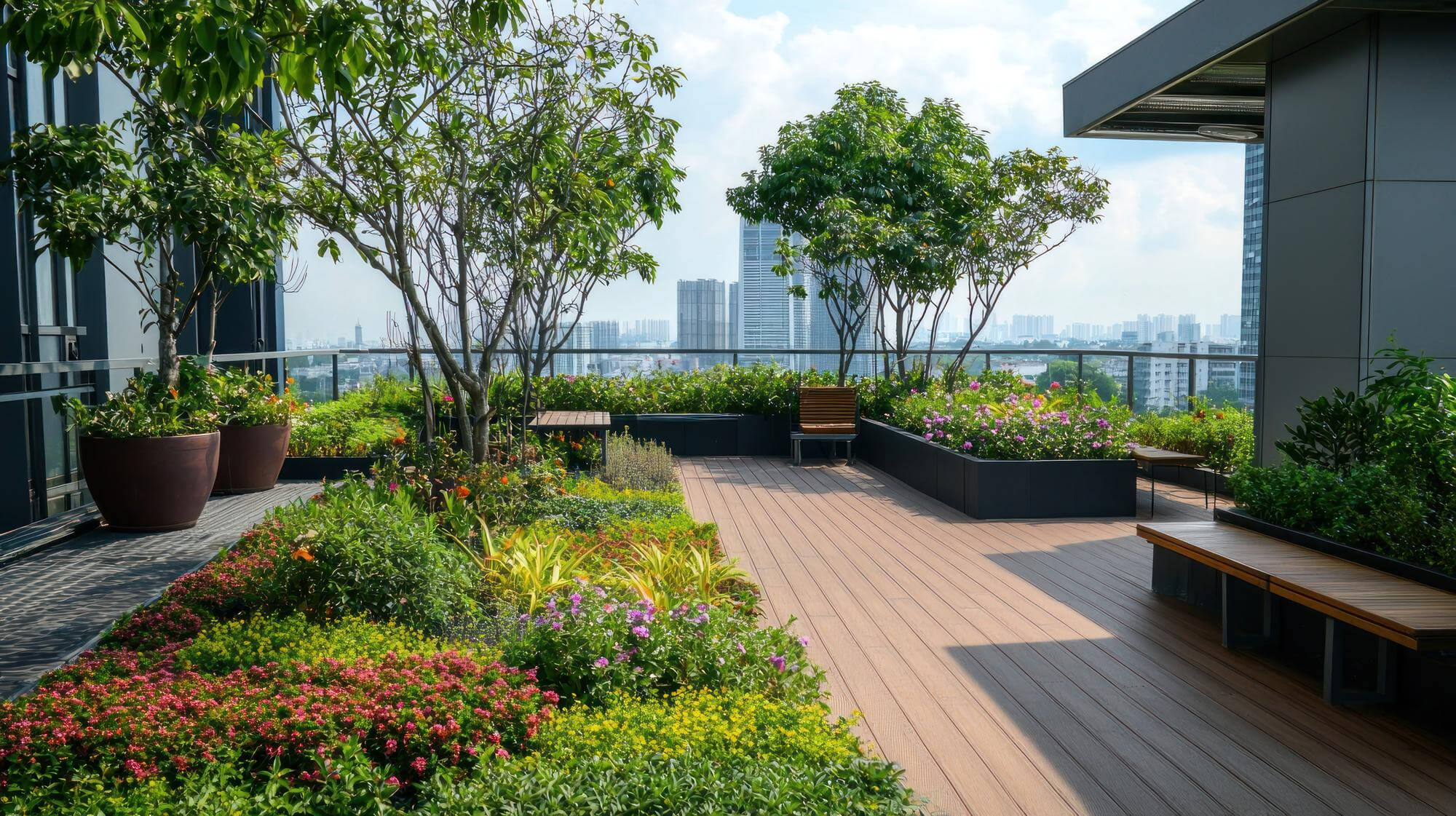 Giardino pensile con piante verdi e panchine in legno