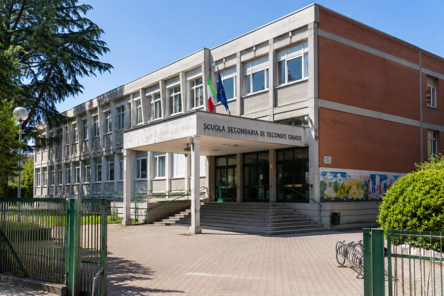 Edificio scolastico circondato da piante verdi