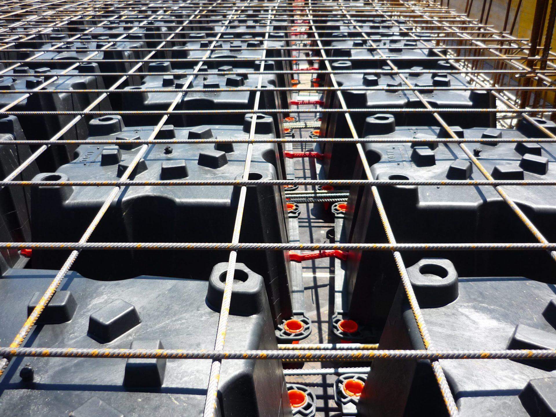 Cantiere edile con numerosi casseri per solaio alleggerito