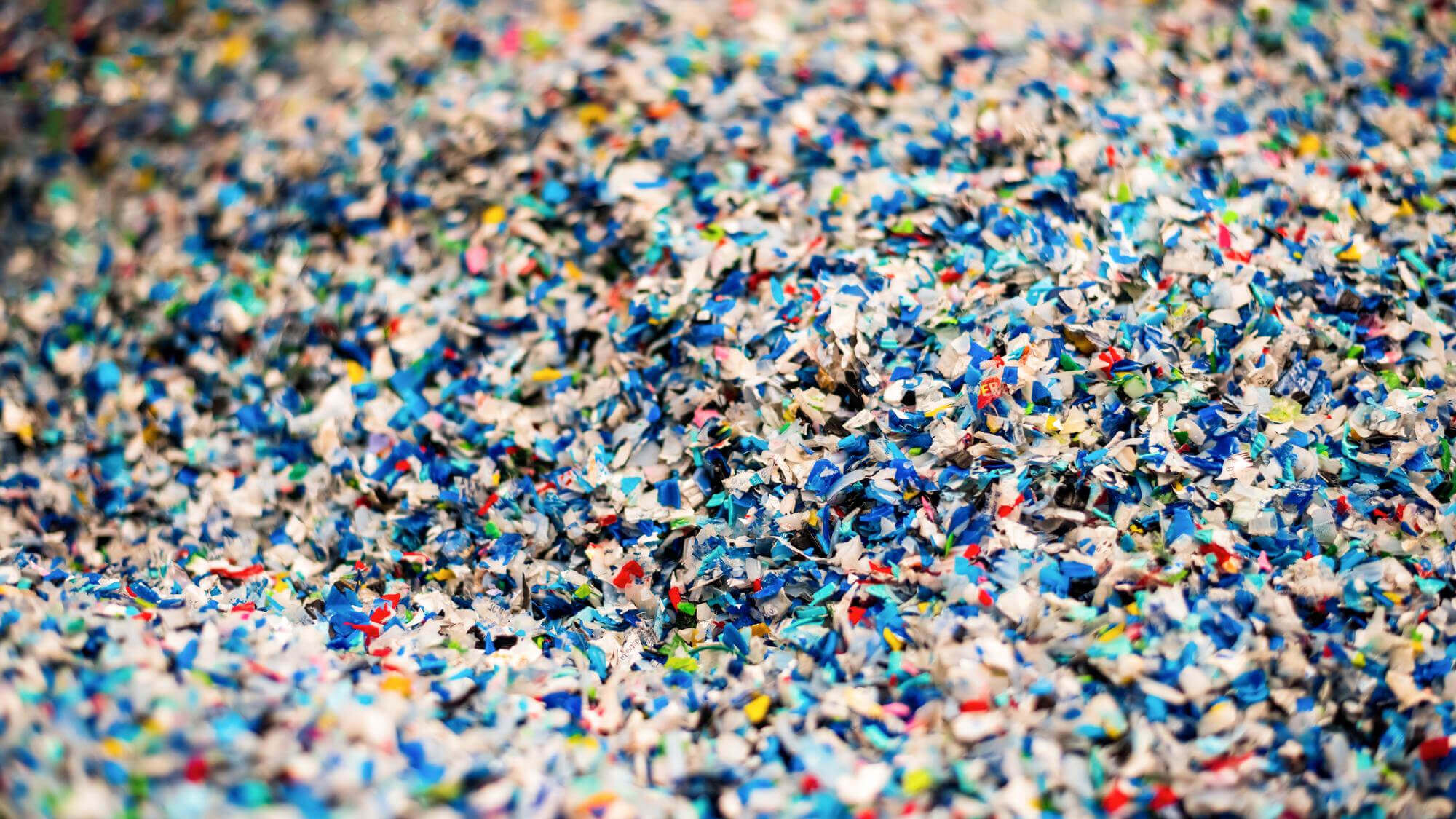 Frammenti di plastica riciclata colorata