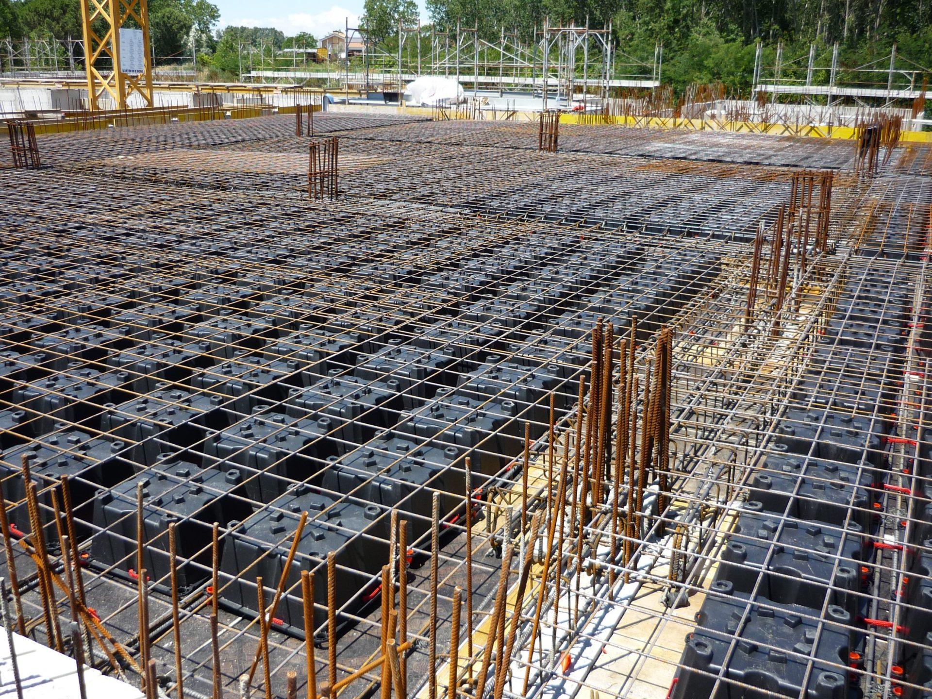 Cantiere con strutture in acciaio e calcestruzzo